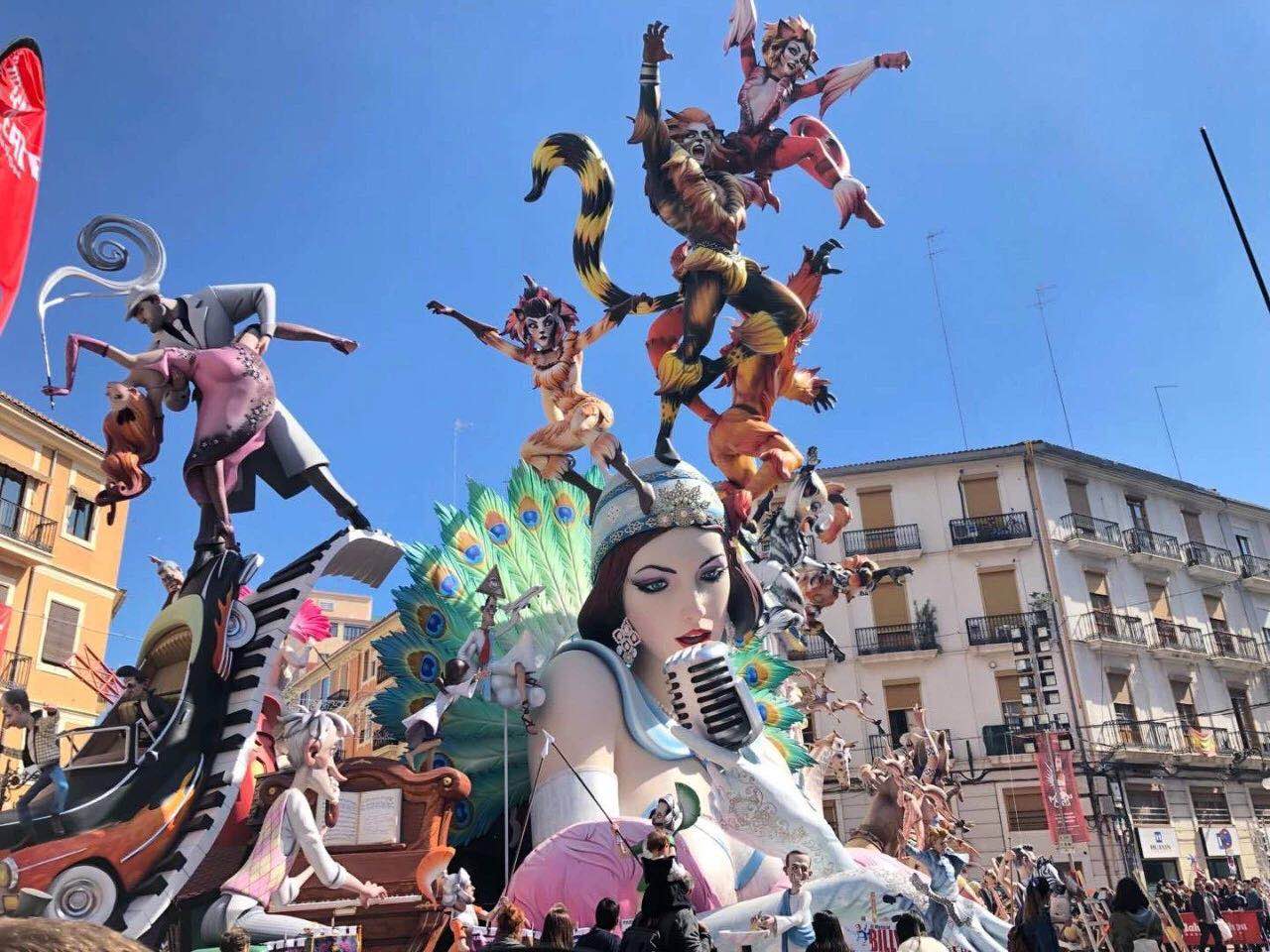 巴达霍斯，西班牙，星期天 2月 26 2017个参加者在五颜六色的服装在狂欢节队伍参与在巴达霍斯2017年 编辑类库存照片 - 图片 包括有 ...